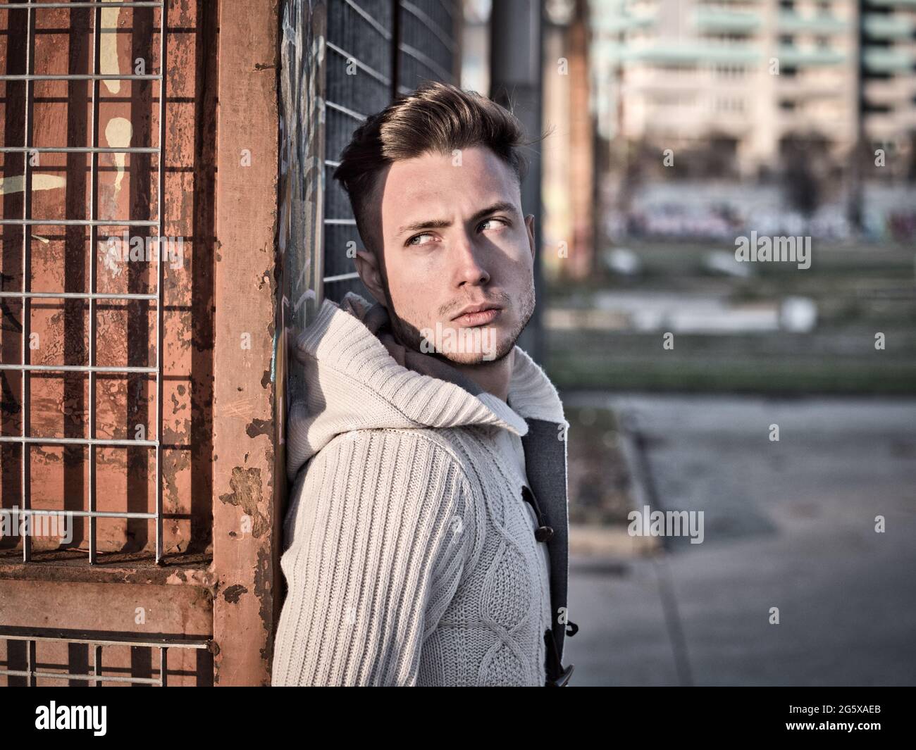 Beau jeune homme en ville, environnement industriel Banque D'Images