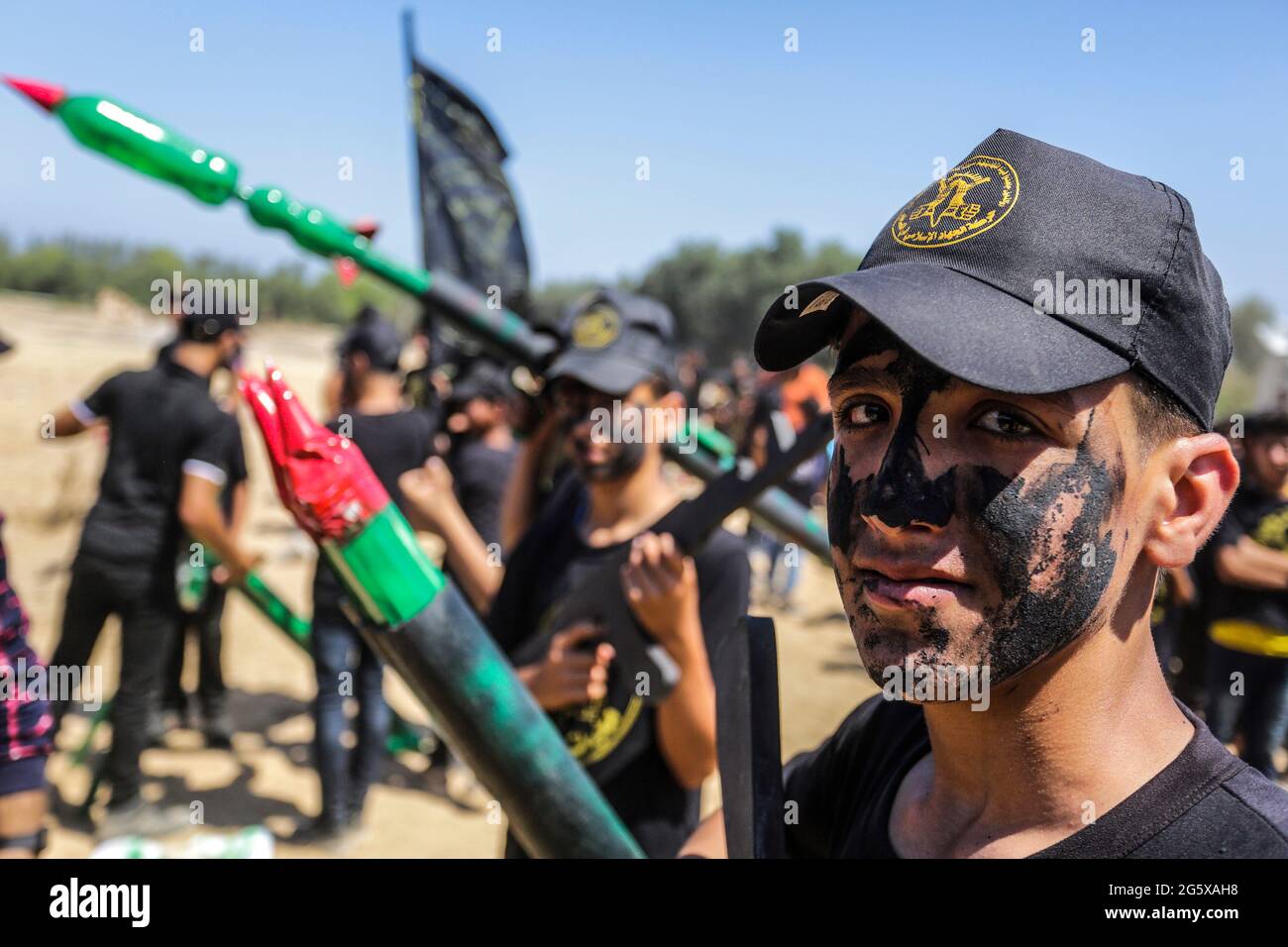 Les militants du Jihad islamique saluent lors d'une cérémonie de remise des diplômes pour les jeunes Palestiniens dans un camp militaire d'été organisé par le mouvement du Jihad islamique à Gaza. (Photo de Mahmoud Issa / SOPA Images / Sipa USA) Banque D'Images