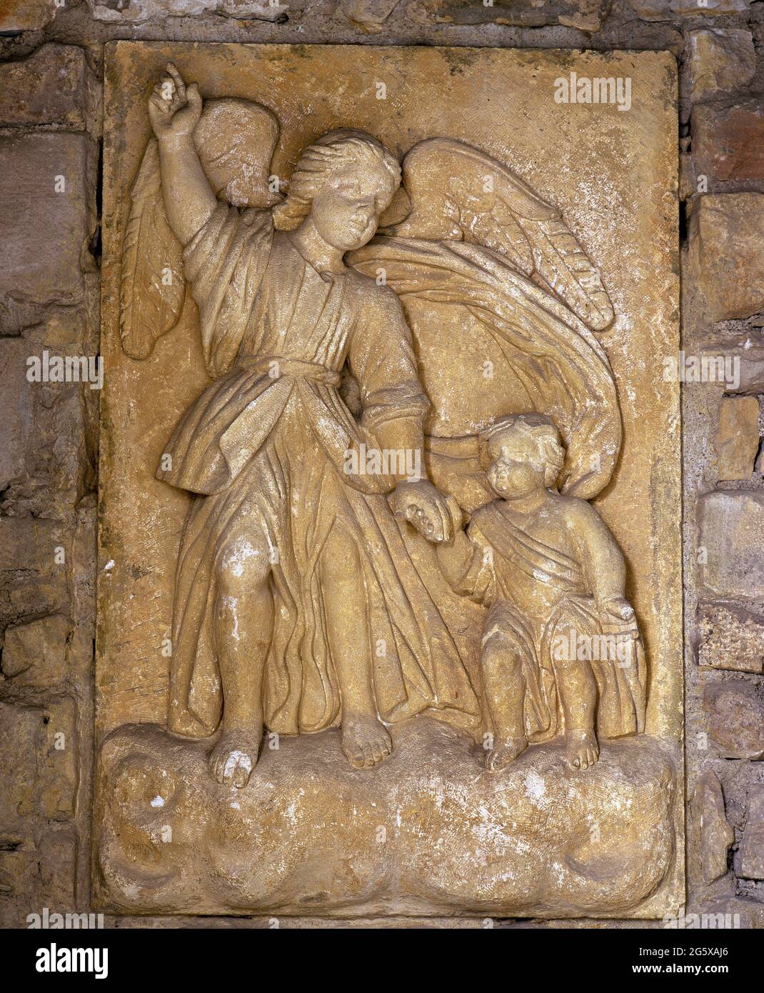 Ange gardien avec enfant. Relief à l'intérieur de l'Ermita del Angel Custodio (Chapelle de l'Ange gardien). C'est une copie d'une sculpture anonyme en bois datant du XVIIe siècle, qui est dans le Musée de Las Encartaciones. Avellaneda. Vallée de Sopuerta. Région de Las Encartaciones. Province de Vizcaya. Pays Basque. Banque D'Images