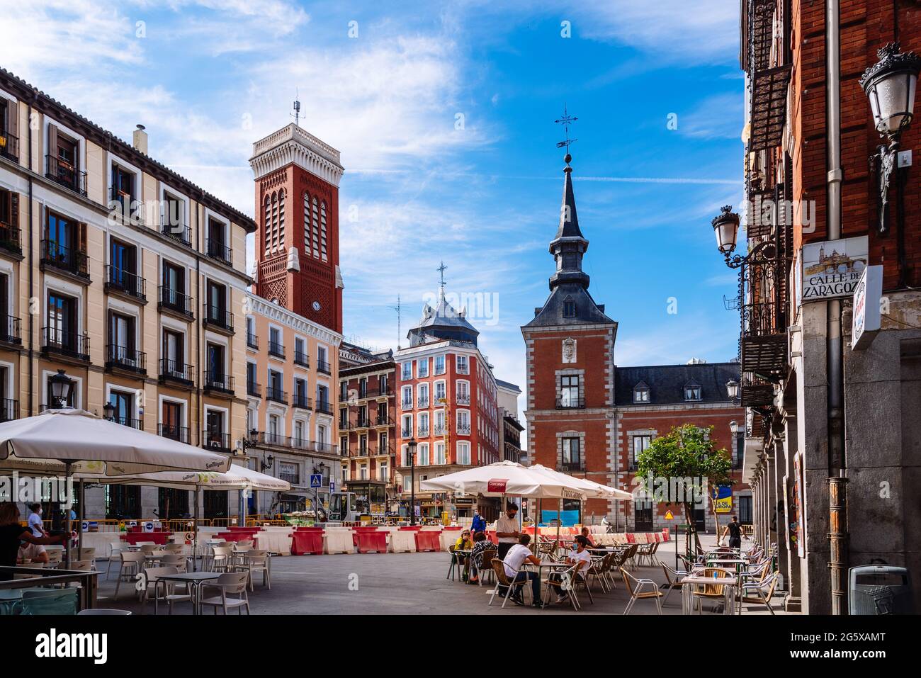 Madrid, Espagne - 8 mai 2021 : café sur la place de Santa Cruz dans le centre historique de Madrid. Ministère des Affaires étrangères Banque D'Images