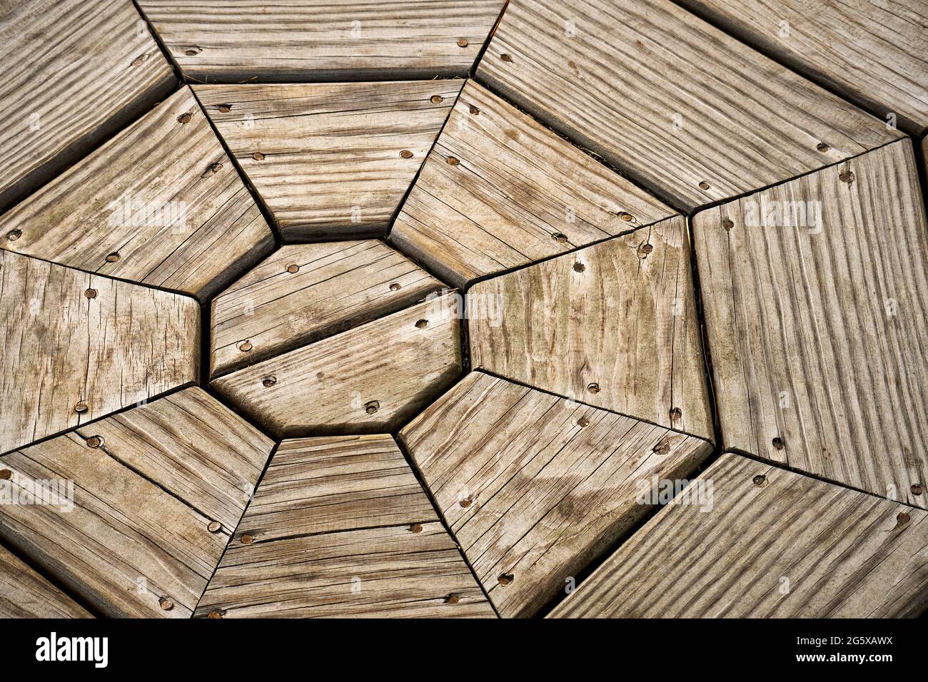 Terrasse extérieure en bois de forme octogonale. Ce motif convient parfaitement à un belvédère à 8 côtés. Centre illustré ici. Banque D'Images