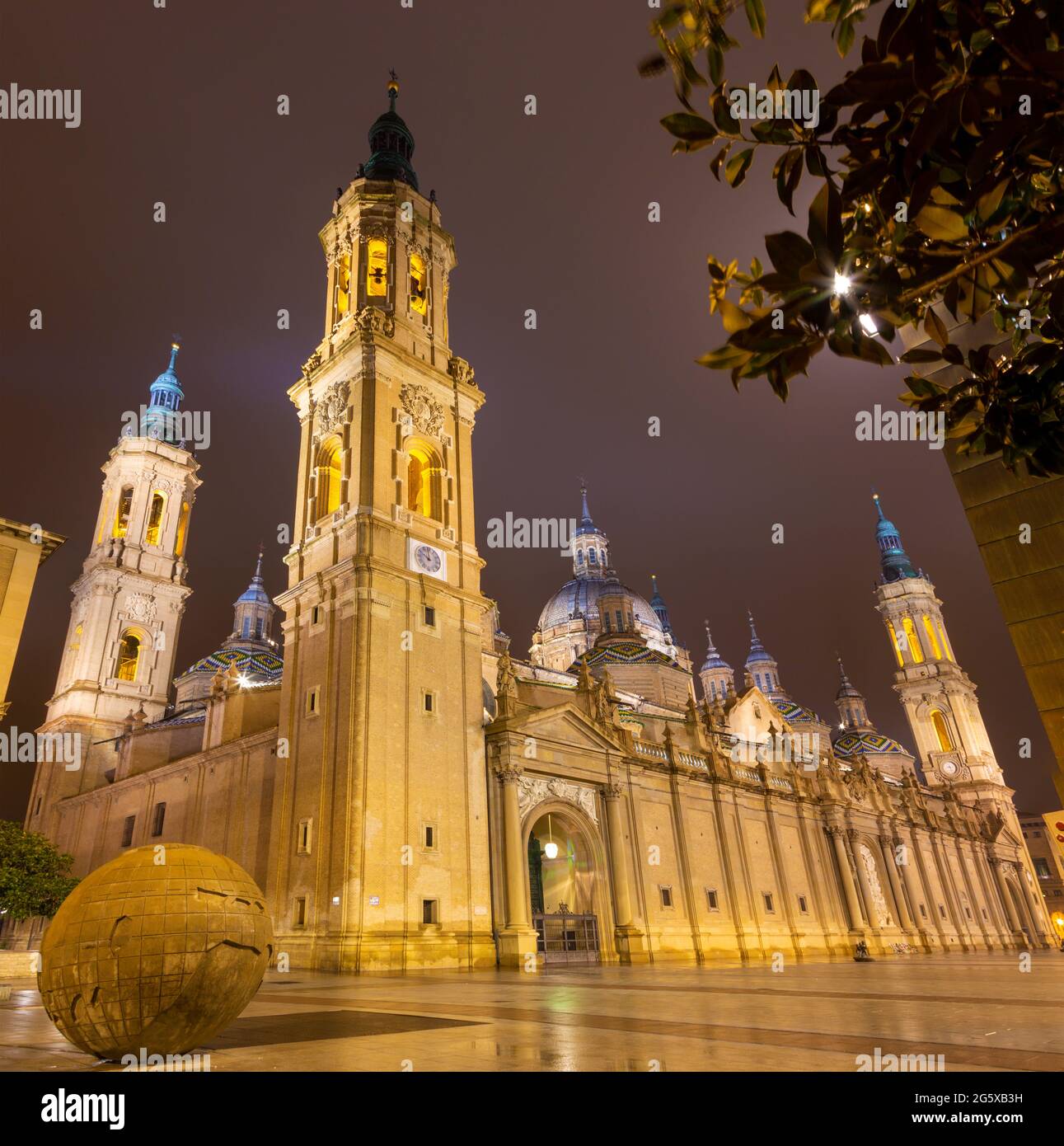 Saragosse, ESPAGNE - 2 MARS 2018 : la cathédrale Basilique del Pilar au crépuscule. Banque D'Images