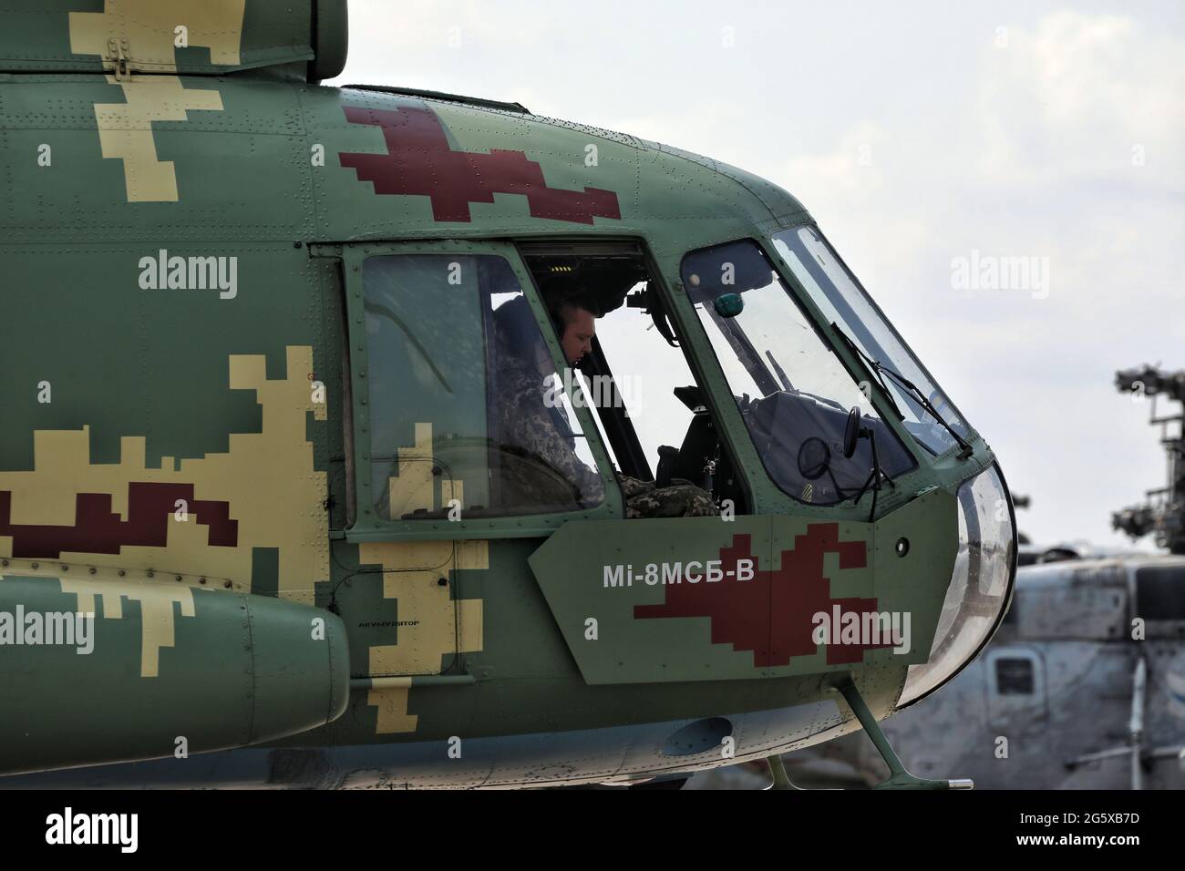 MYKOLAIV, UKRAINE - le 30 JUIN 2021 - UN pilote est assis dans le poste de pilotage d'un hélicoptère à l'aérodrome de Kulbakyne pendant l'exercice Sea Breeze 2021, Mykolaiv, dans le sud de l'Ukraine. Banque D'Images
