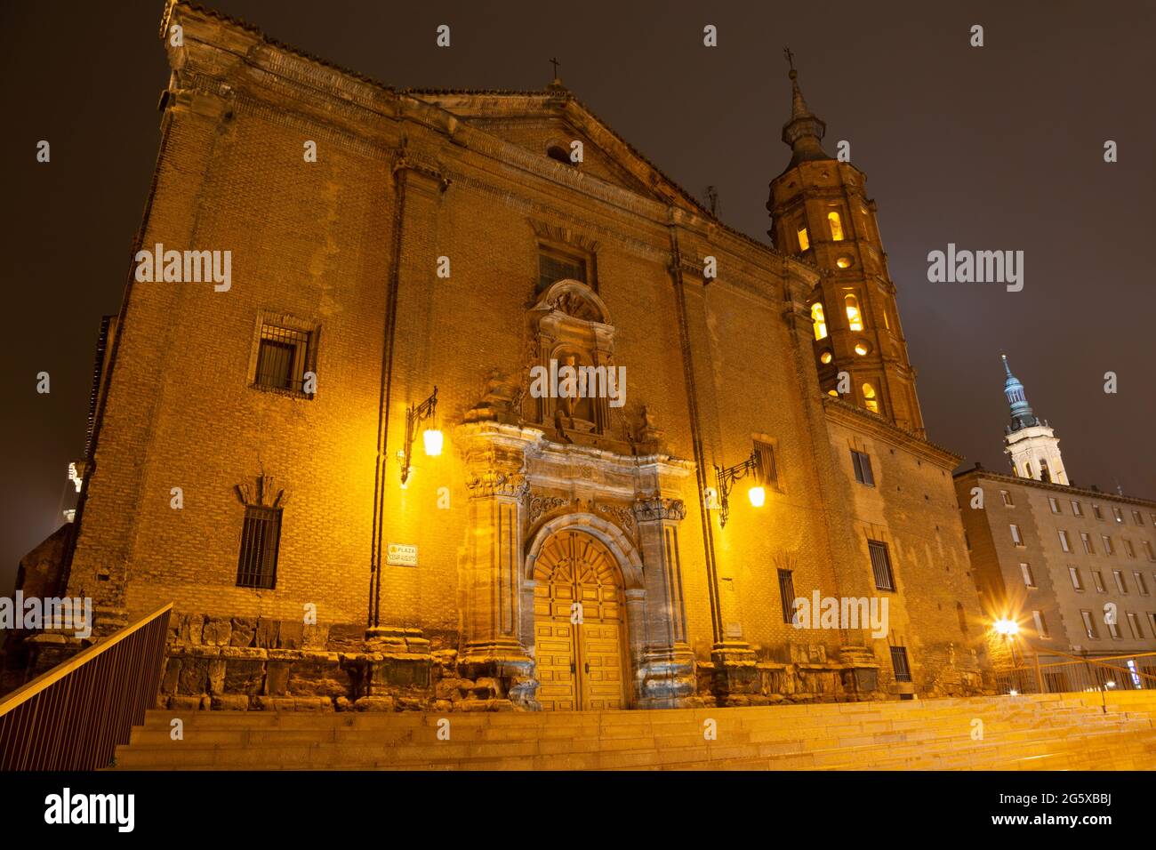 Saragosse - le portail baroque de l'église Iglesia de San Juan de los Panetes la nuit. Banque D'Images