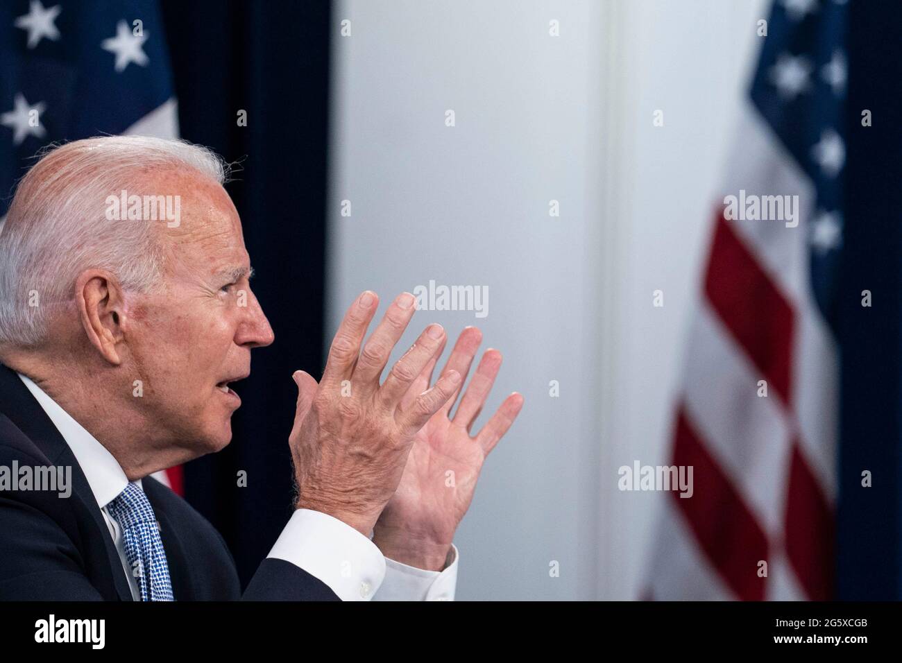 Le président des États-Unis, Joe Biden, fait des remarques sur les conditions météorologiques extrêmes dans l'ouest des États-Unis et sur les efforts de réaction à la saison des incendies de forêt dans l'immeuble Eisenhower Executive Office près de la Maison Blanche à Washington, DC, le mercredi 30 juin 2021. Le gouverneur Kate Brown (démocrate de l'Oregon) et le gouverneur Gavin Newsom (démocrate de la Californie) ont également parlé de feux de forêt dans leurs États. Crédit : Sarah Silbiger/Pool via CNP/MediaPunch Banque D'Images