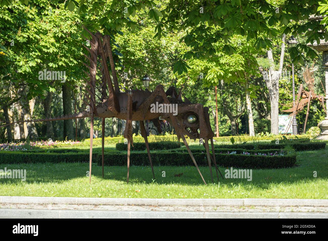 BURGOS, ESPAGNE - 29 juin 2021 : sculpture de la collection de sauterelles de fer et de rouille du sculpteur Cristino Diez sur la Plaza Castilla à Burgos. Banque D'Images