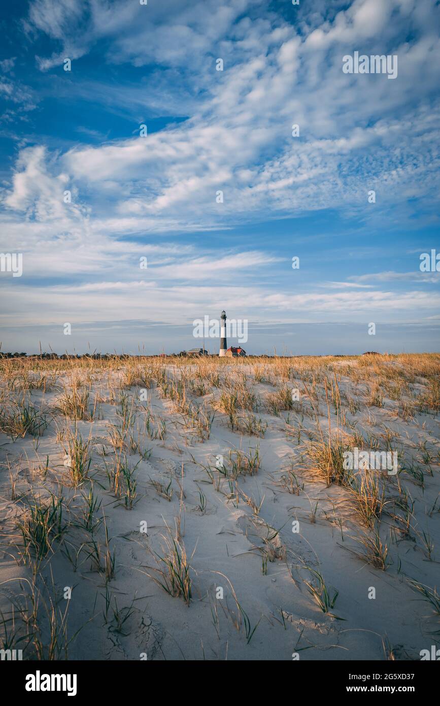 Dunes de sable herbeuses et phare de Fire Island, Fire Island, New York Banque D'Images
