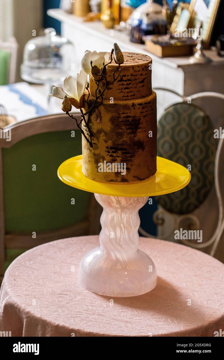 Magnifique Gateau De Mariage Au Chocolat En 3 Couches Avec Des Fleurs Sur Une Table Photo Stock Alamy Magnifique Gateau De Mariage Au Chocolat En 3 Couches Avec Des Fleurs Sur Une Table Photo Stock Alamy