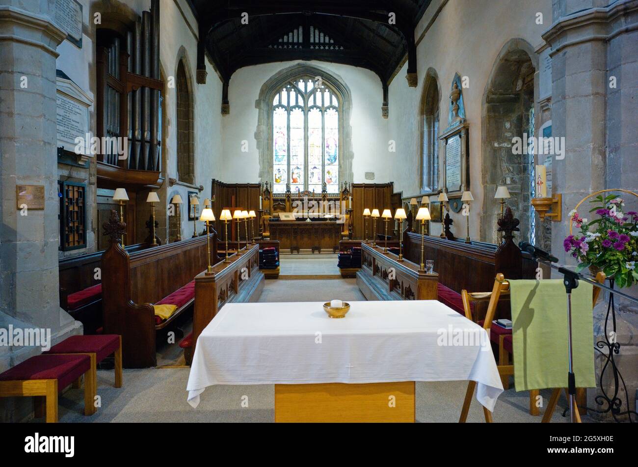 Intérieur et autel à l'église St Pierre à Oadby, Leicestershire Banque D'Images