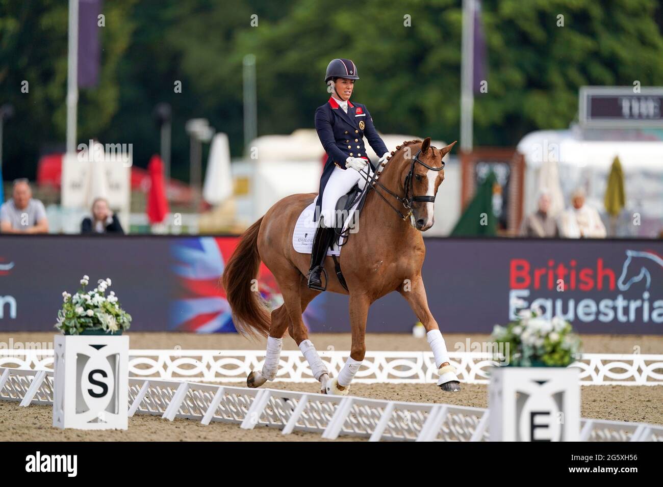 Charlotte Dujardin à cheval Gio dans un événement d'échauffement pour  l'équipe olympique de Grande-Bretagne au Royal Windsor Horse Show, Windsor.  Date de la photo: Mercredi 30 juin 2021 Photo Stock - Alamy