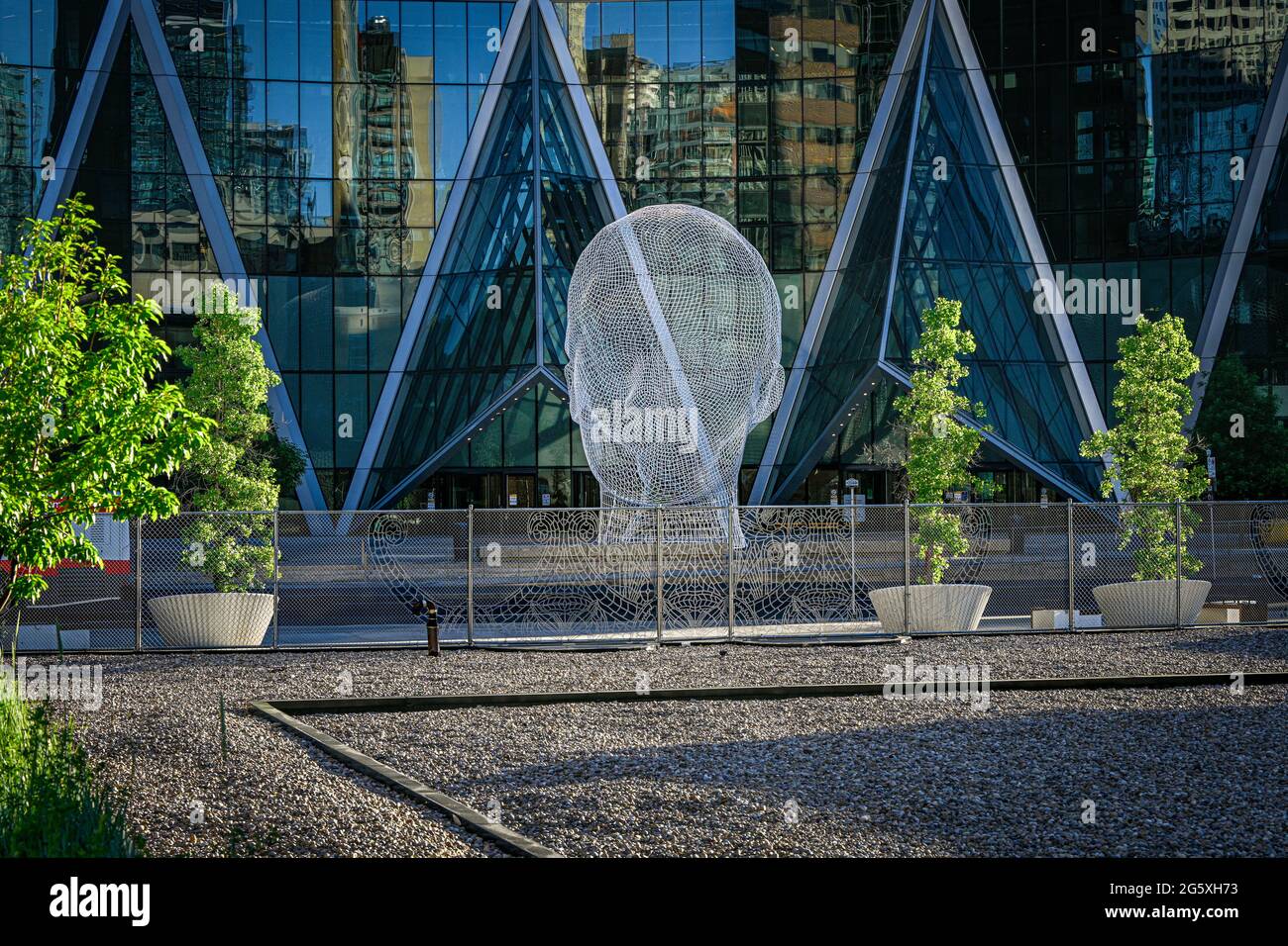 Wonderland sculpture de Jaume Plensa. Bow Tower, Calgary, Alberta, Canada Banque D'Images