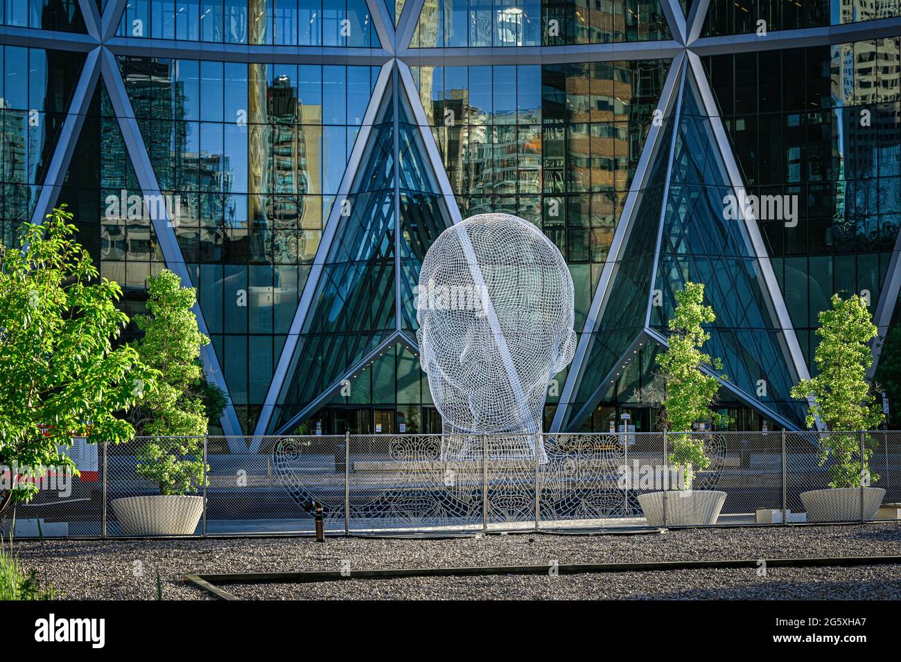 Wonderland sculpture de Jaume Plensa. Bow Tower, Calgary, Alberta, Canada Banque D'Images