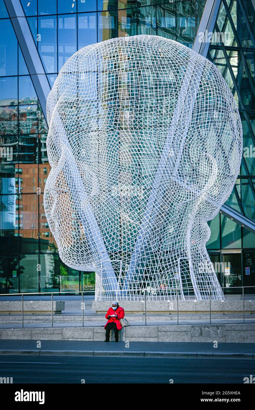 Wonderland sculpture de Jaume Plensa. Bow Tower, Calgary, Alberta, Canada Banque D'Images