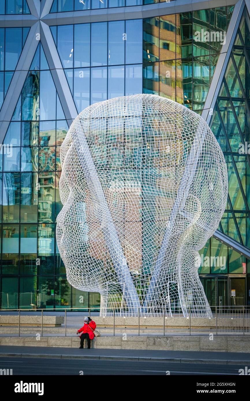 Wonderland sculpture de Jaume Plensa. Bow Tower, Calgary, Alberta, Canada Banque D'Images