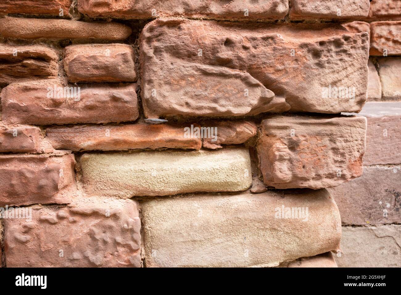 Mur de grès patiné et piqué, sur la côte nord-est de l'Angleterre, au Royaume-Uni Banque D'Images