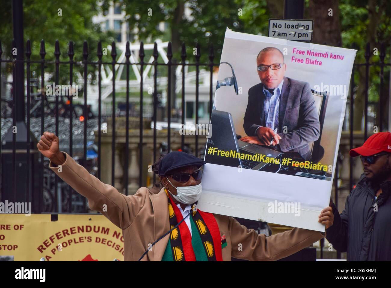 Londres, Royaume-Uni. 30 juin 2021. Un manifestant tient un écriteau Free Nnamdi Kanu lors de la manifestation Free Biafra à Londres.des manifestants se sont rassemblés devant Downing Street pour réclamer un Biafra gratuit, dans une partie du Nigeria, et la libération de Nnamdi Kanu, chef du peuple indigène de Biafra (IPOB). Crédit : SOPA Images Limited/Alamy Live News Banque D'Images