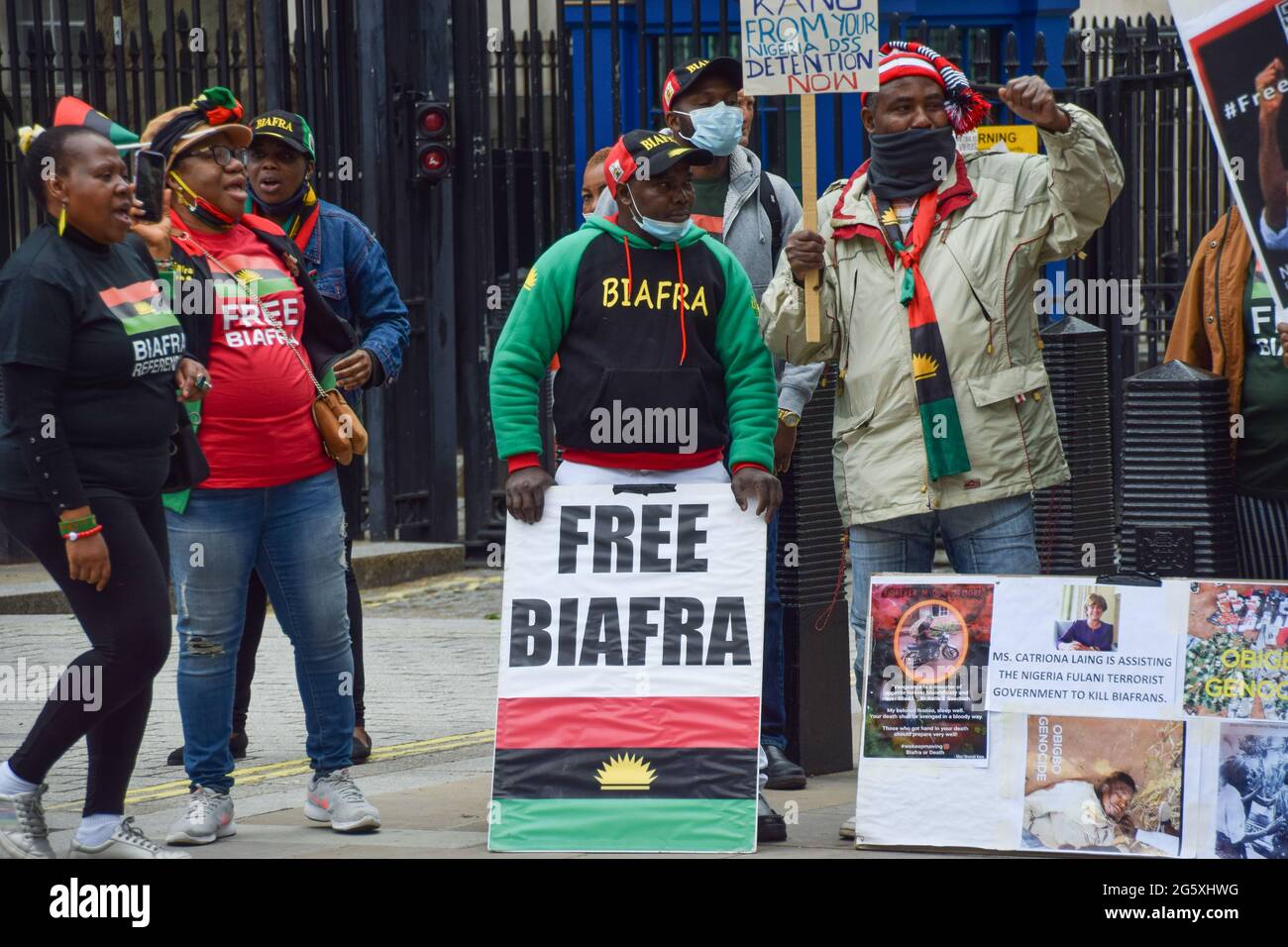 Londres, Royaume-Uni. 30 juin 2021. Un manifestant tient un écriteau de Biafra libre lors de la manifestation à Londres.des manifestants se sont rassemblés devant Downing Street pour réclamer un Biafra gratuit, dans une partie du Nigeria, et la libération de Nnamdi Kanu, dirigeant du peuple indigène de Biafra (IPOB). (Photo de Vuk Valcic/SOPA Images/Sipa USA) crédit: SIPA USA/Alay Live News Banque D'Images