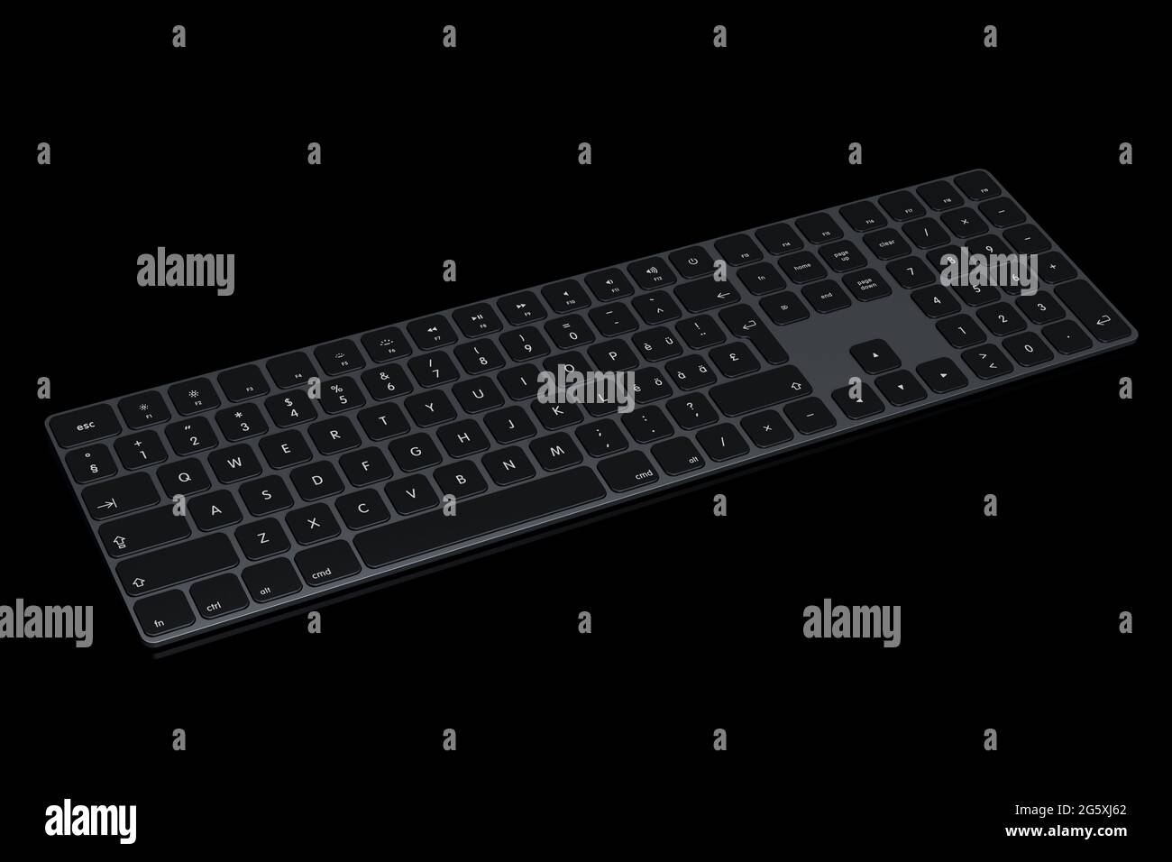 Clavier informatique moderne en aluminium sombre isolé sur fond noir. Banque D'Images Clavier informatique moderne en aluminium sombre isolé sur fond noir. Banque D'Images