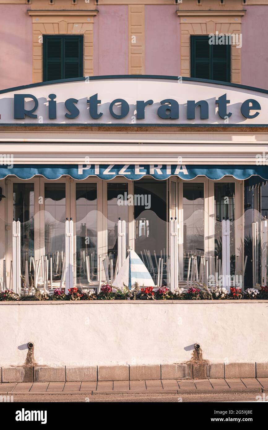 Restaurant et pizzeria à Maiori, sur la côte amalfitaine de Campanie,  Italie Photo Stock - Alamy