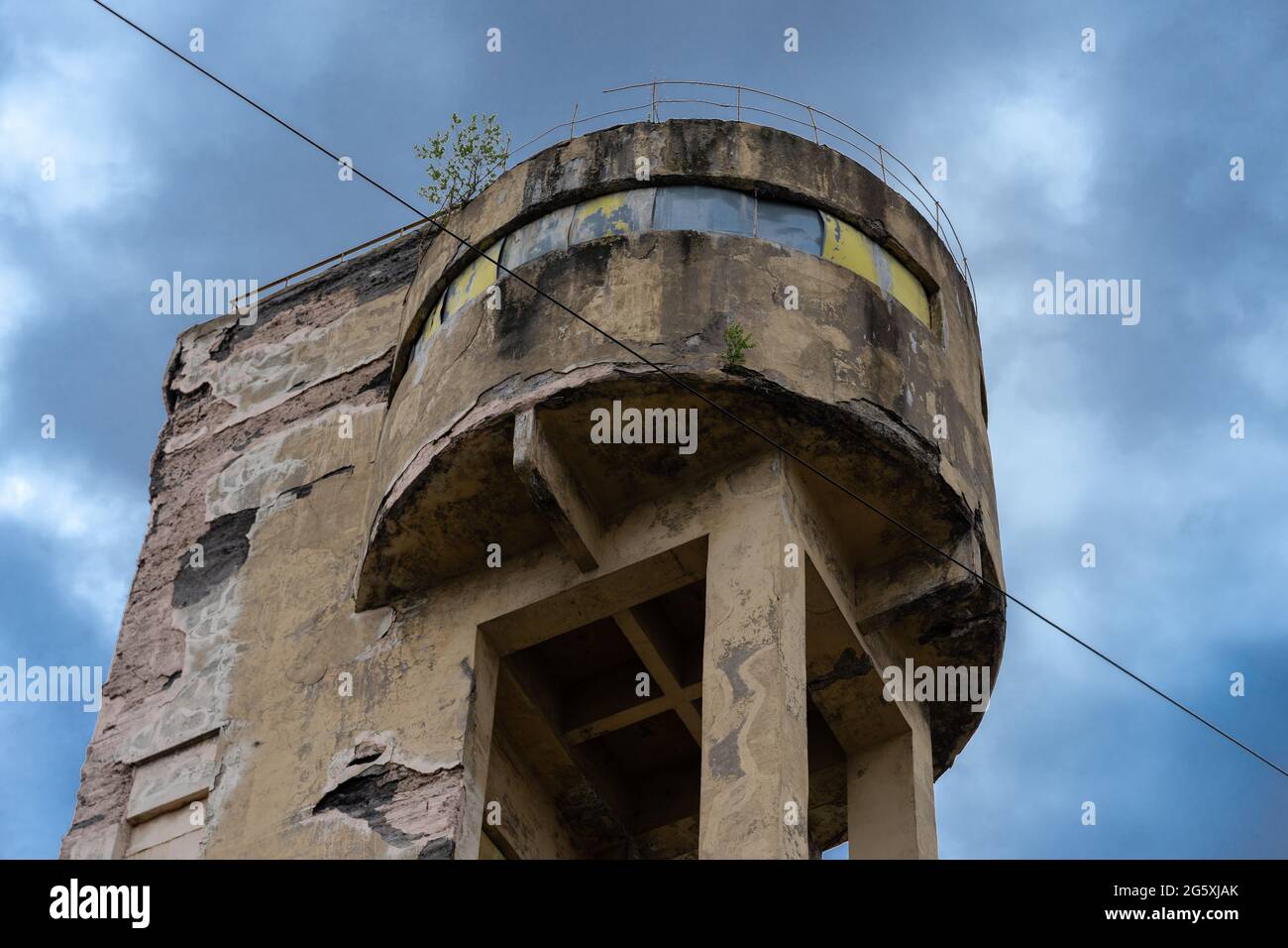 Un réservoir d'eau cylindrique en béton de la tour d'eau abandonnée de l'usine 'Red Nailer', constructivisme soviétique, années 1920, Saint-Pétersbourg, Russie Banque D'Images Un réservoir d'eau cylindrique en béton de la tour d'eau abandonnée de l'usine 'Red Nailer', constructivisme soviétique, années 1920, Saint-Pétersbourg, Russie Banque D'Images