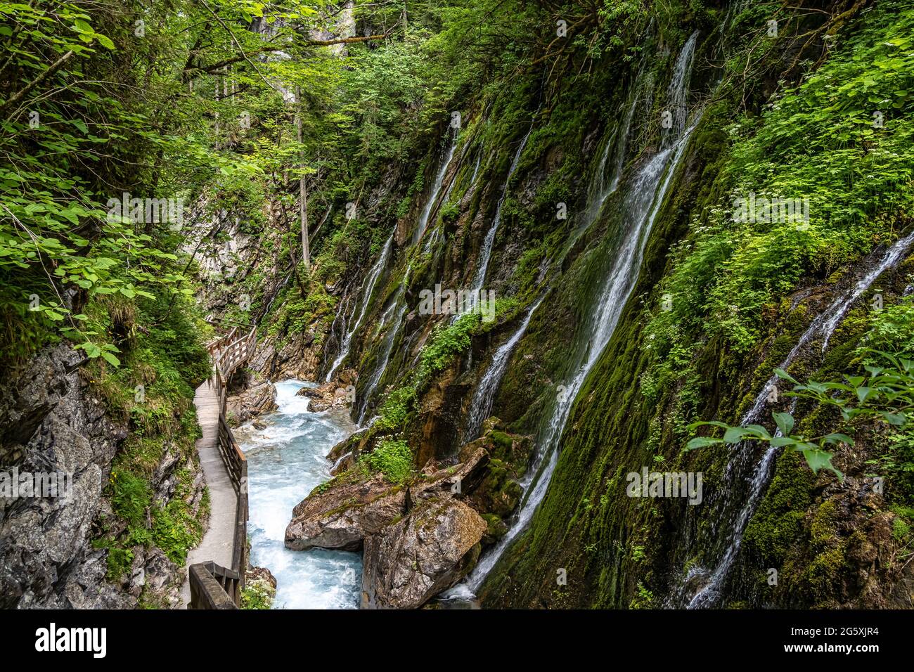 Belle gorge de Wimbachklamm avec chemin en bois à Ramsau BEI Berchtesgaden en Allemagne, Europe Banque D'Images