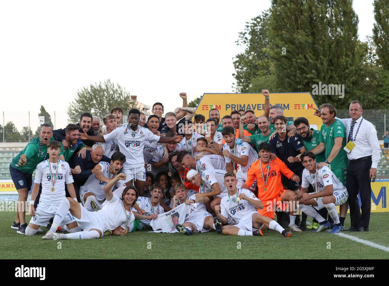 Sassulo, Italie. 30 juin 2021. Les joueurs et le personnel du FC Empoli célèbrent avec le trophée suivant la victoire de 5-3 dans le match final Primavera 1 au Stadio Enzo Ricci, Sassulo. Crédit photo à lire: Jonathan Moscrop/Sportimage crédit: Sportimage/Alay Live News Banque D'Images