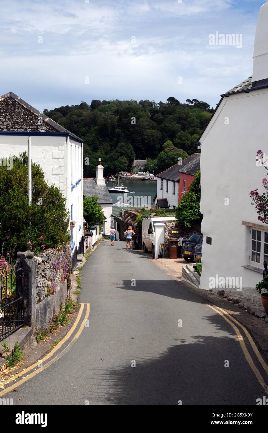 Les rues étroites et escarpées du village Devon de Dittisham menant à la jetée et à l'estran. Dittisham est une destination touristique populaire. Banque D'Images