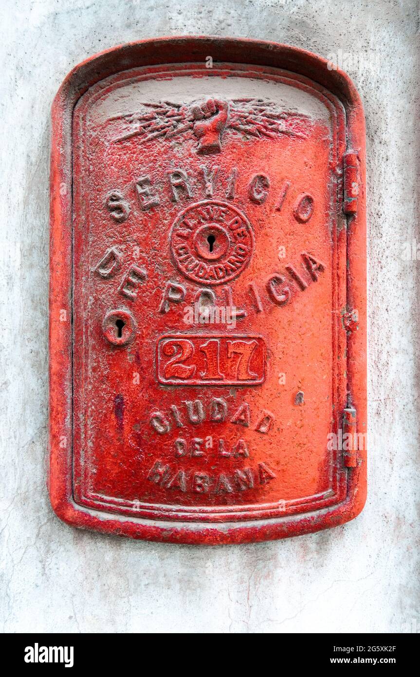 Couvercle en métal de téléphone de police avec texte, Cuba, 2021 Banque D'Images