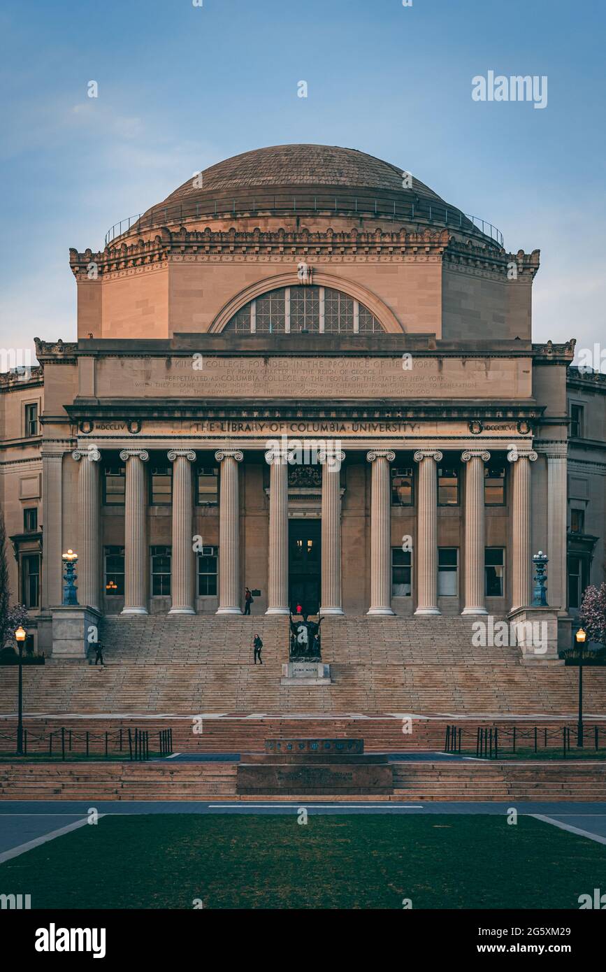 Un grand bâtiment avec des colonnes - la bibliothèque à, Columbia University, New York, New York Banque D'Images