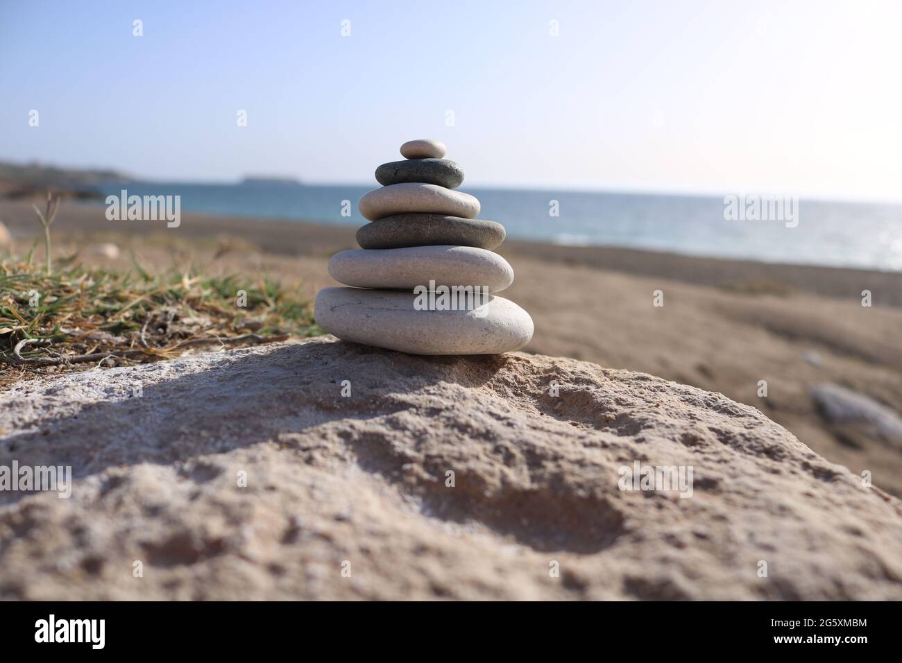 Pierres Zen sur une plage, Chypre Banque D'Images