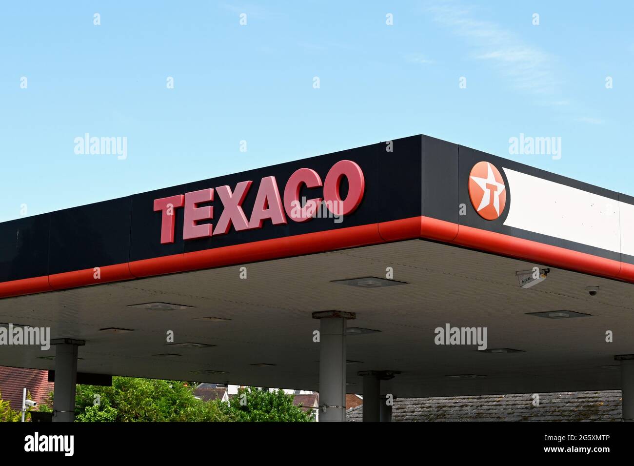 Bournemouth, Angleterre - juin 2021 : panneau sur la canopée d'une station de remplissage d'essence fournie par la société pétrolière Texaco Banque D'Images