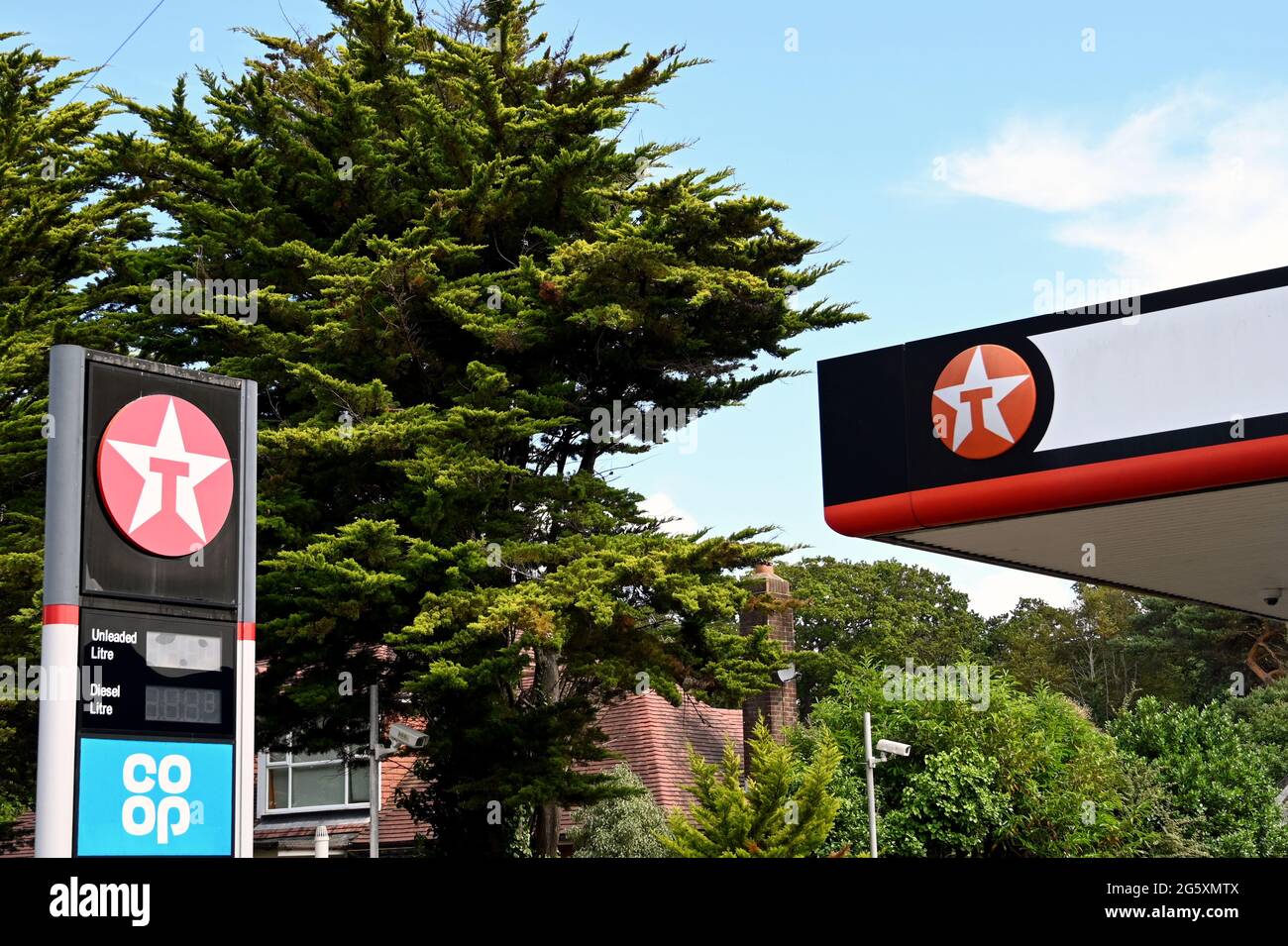 Bournemouth, Angleterre - juin 2021 : panneaux en dehors d'une station de remplissage d'essence exploitée par la Co-op et fournie par la société pétrolière Texaco Banque D'Images