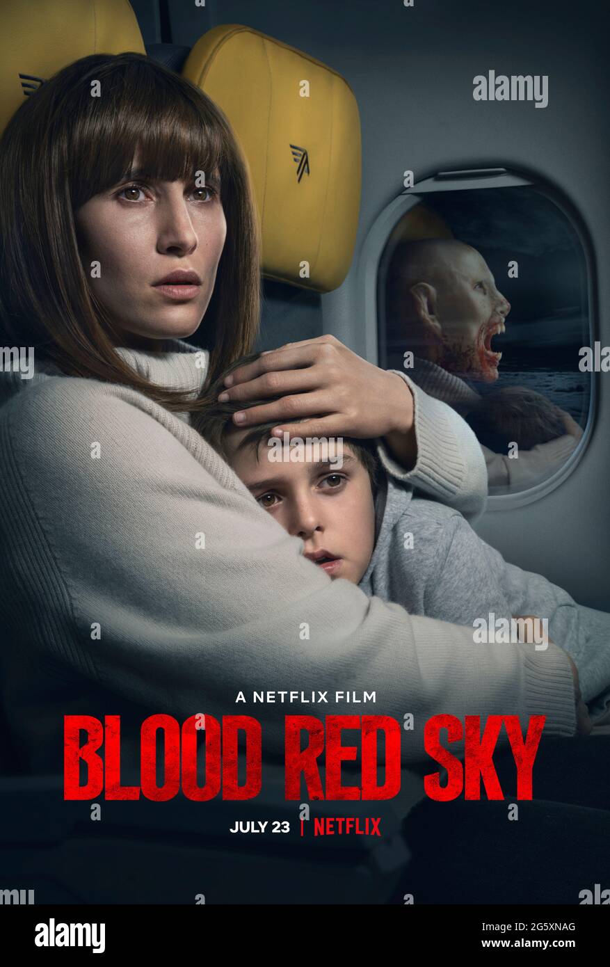 Blood Red Sky (2021) réalisé par Peter Thorwarth et mettant en vedette Graham McTavish, Dominic Purcell et Peri Baumeister. Une femme atteinte d'une maladie mystérieuse est forcée d'agir lorsqu'un groupe de terroristes tente de détourner un vol transatlantique de nuit. Banque D'Images