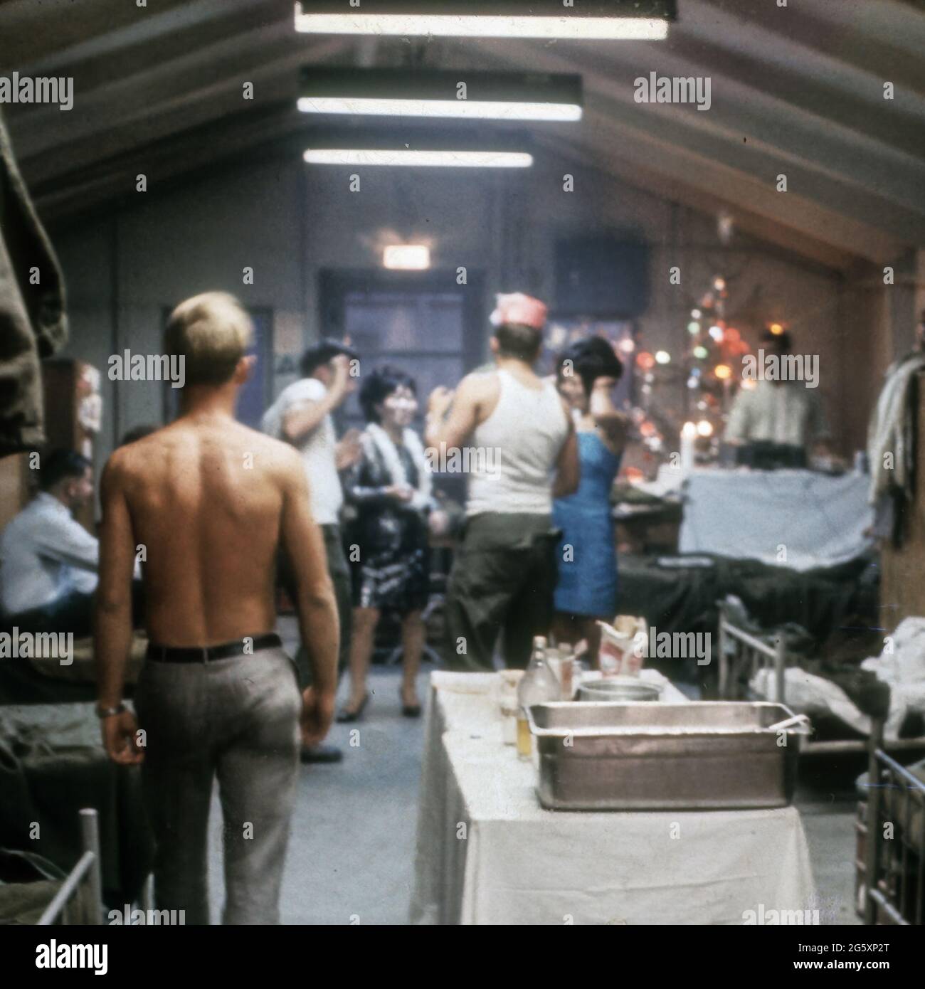 Photo authentique des soldats américains qui font la fête dans un hooch à l'aéroport de Danang pendant la guerre du Vietnam Banque D'Images
