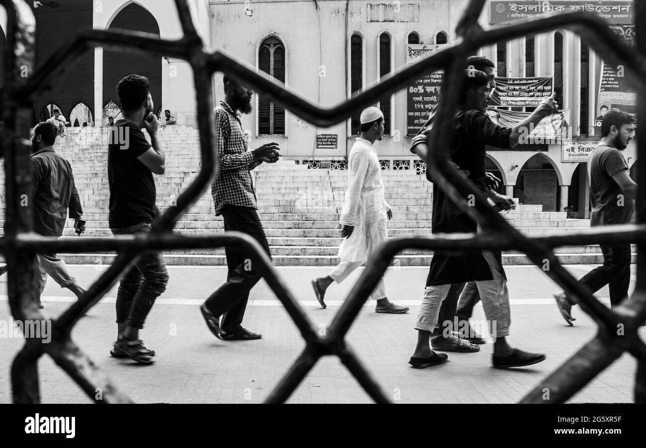 Mouvement de marche des gens de la rue. J'ai pris cette photo le 4 novembre 2019, à Dhaka, au Bangladesh, en Asie du Sud Banque D'Images