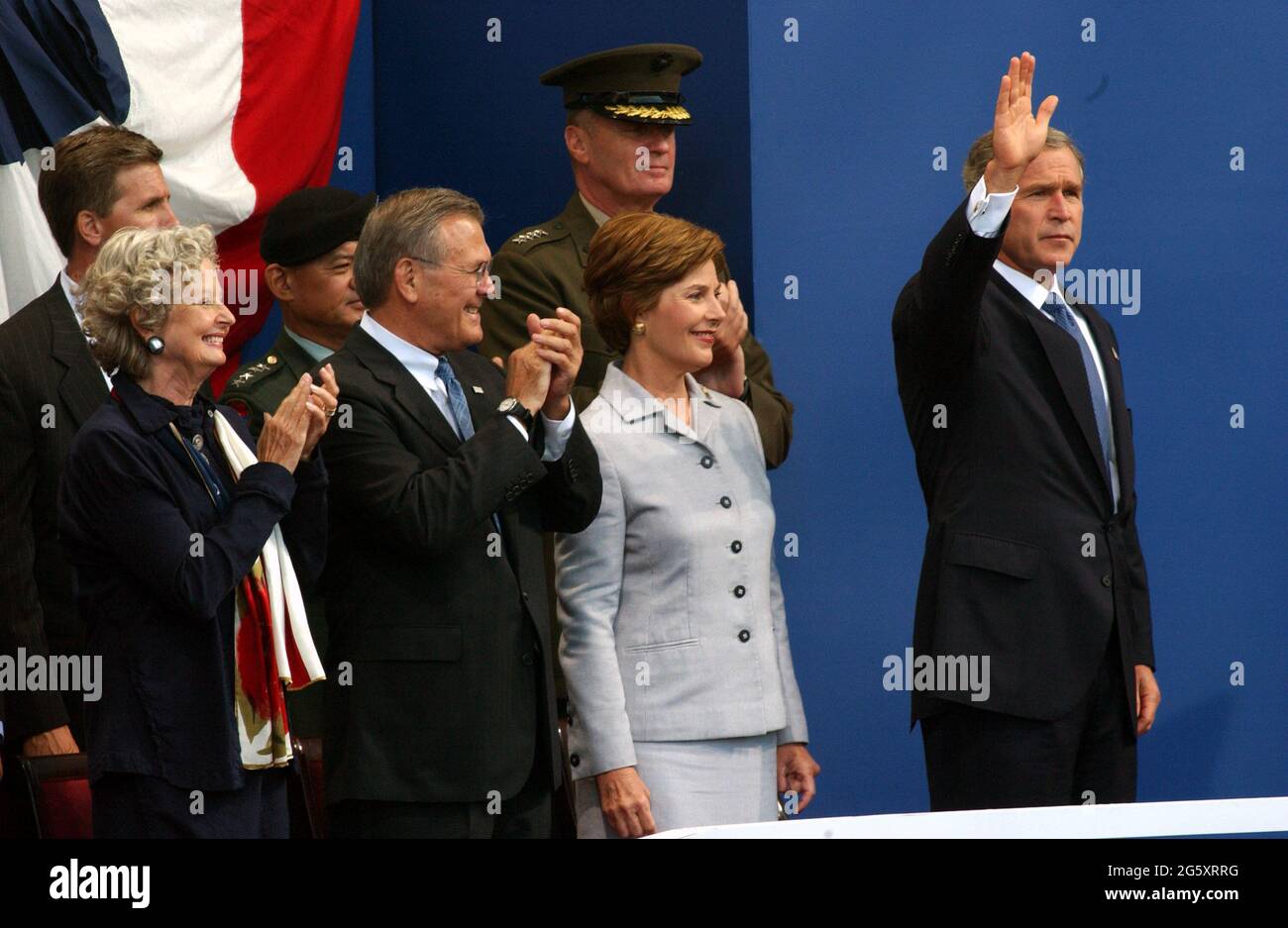 Washington, États-Unis d'Amérique. 22 avril 2001. Washington, DC - le 11 septembre 2002 - le président américain George W. Bush se présente aux participants de la cérémonie commerciale d'attaque de 9/11 au Pentagone à Washington le 11 septembre 2002. De gauche à droite : Mme Joyce Rumsfeld, secrétaire à la Défense Donald Rumsfeld, première dame Laura Bush, présidente Bush.Credit: Ron Sachs/CNP/Sipa USA Credit: SIPA USA/Alay Live News Banque D'Images