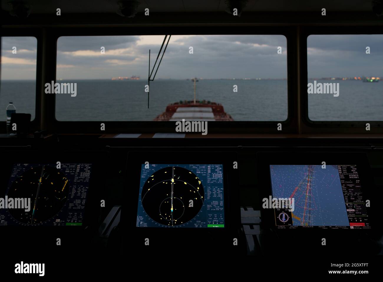 Le cargo se rend à la station de Port Said POB pour l'entrée du canal de Suez sous le commandement du capitaine. Nouveaux navires équipés de 2 radars ARPA et de 2 ECDIS Banque D'Images