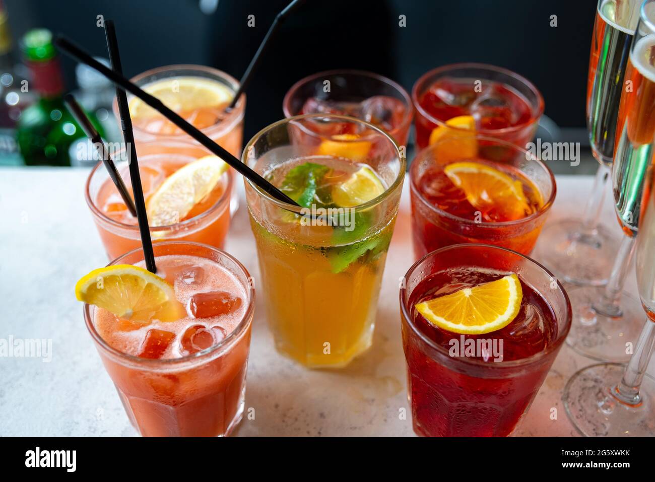 Ensemble de cocktails et de champagne dans un verre sur la table du bar pour les invités de la fête. Arrière-plan sombre du mur du loft. Banque D'Images