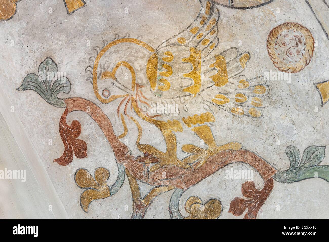 L'oiseau mythologique Phoenix nourrissant ses oisillons de sa propre blod, une ancienne fresque de l'église de Skibby, Danemark, juin 28 2021 Banque D'Images