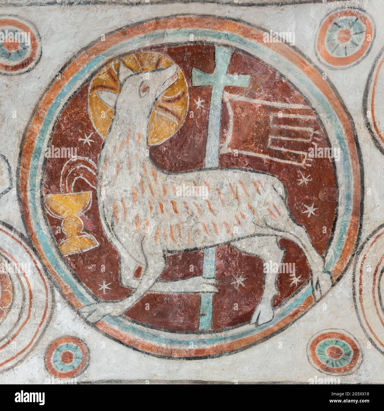 Agneau de Dieu avec une croix et un signe, se saignant dans le Saint Chalice, une ancienne fresque de l'église de Skibby, Danemark, 28 juin 2021 Banque D'Images