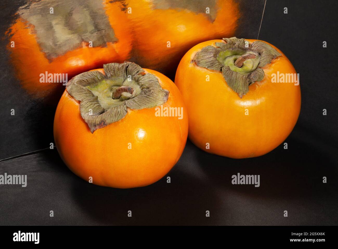 groupe de persimmon en miroir sur fond noir Banque D'Images