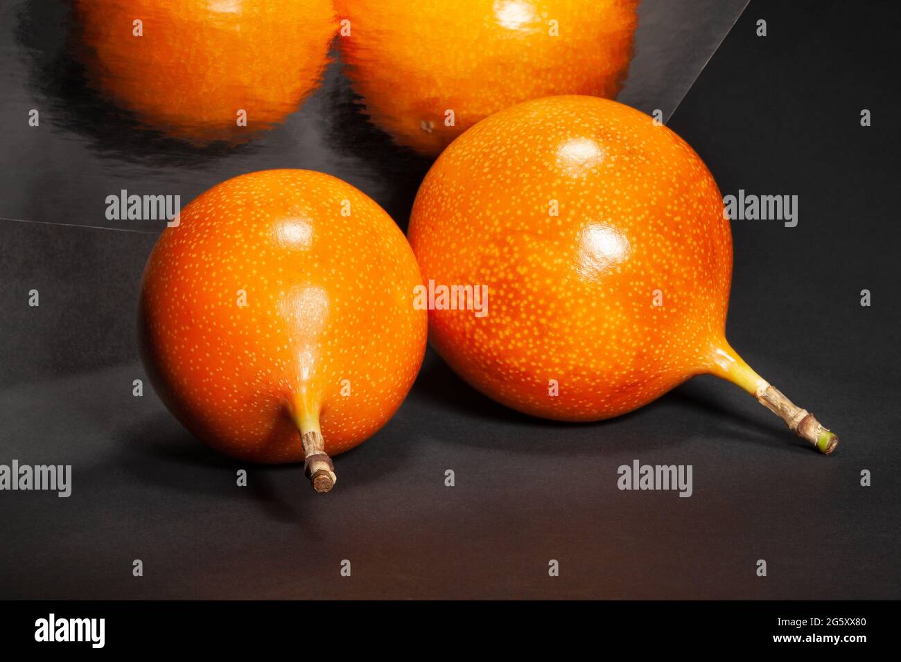 granadilla en miroir sur fond noir Banque D'Images