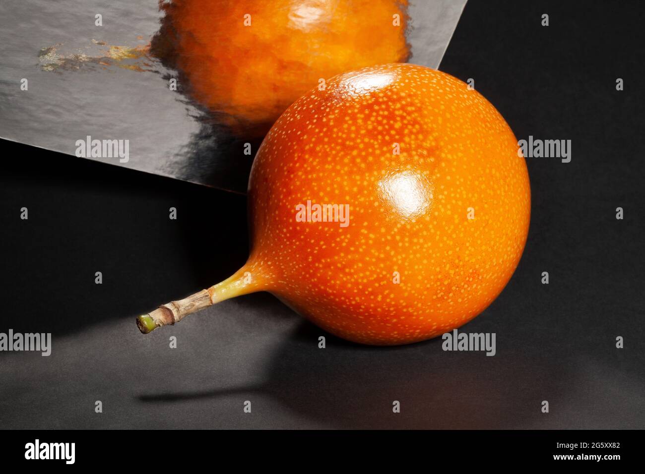 granadilla en miroir sur fond noir Banque D'Images