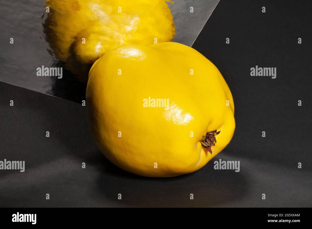 coing miroir sur fond noir Banque D'Images