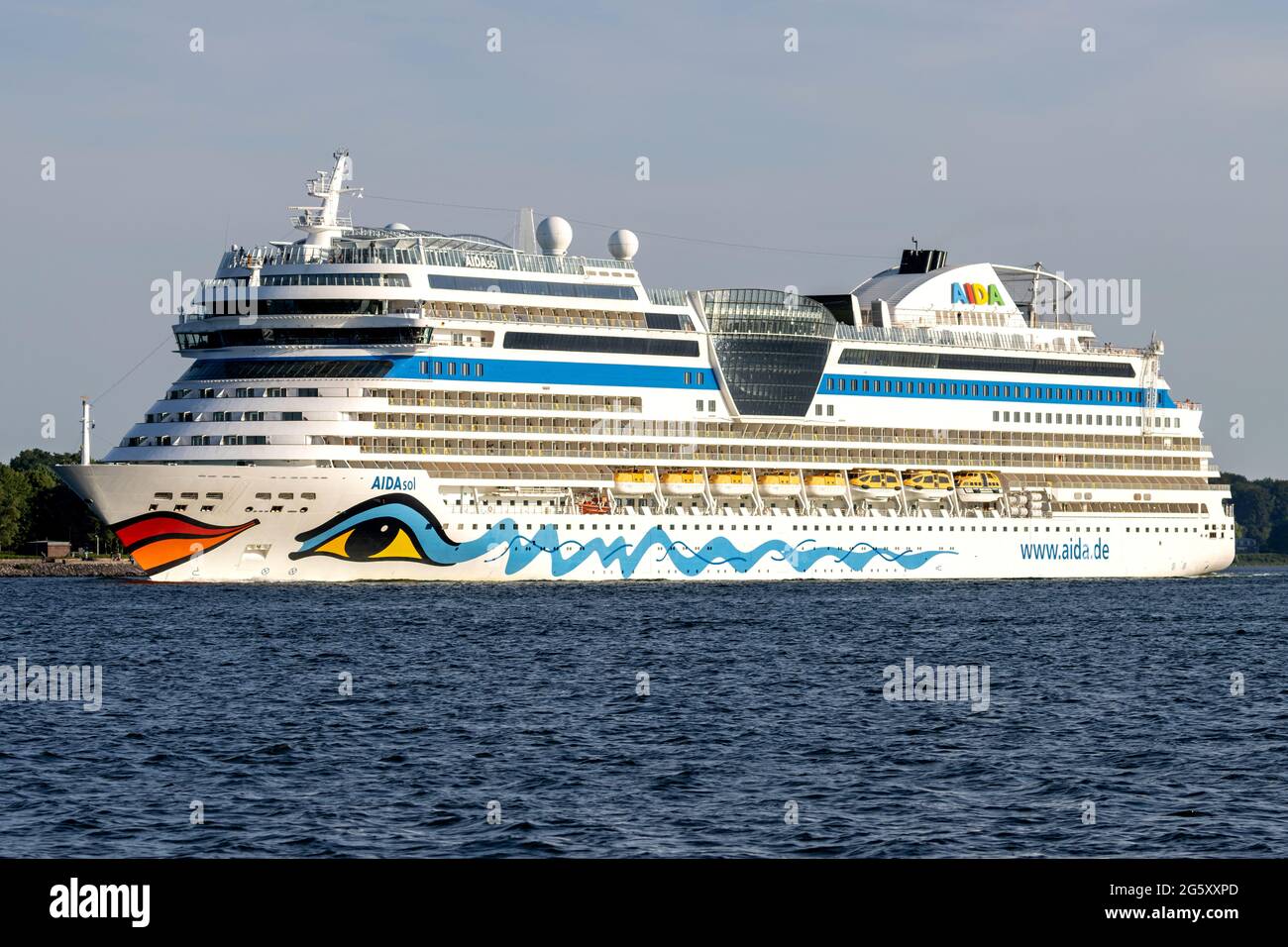 Bateau de croisière AIDAsol dans le fjord de Kiel Banque D'Images