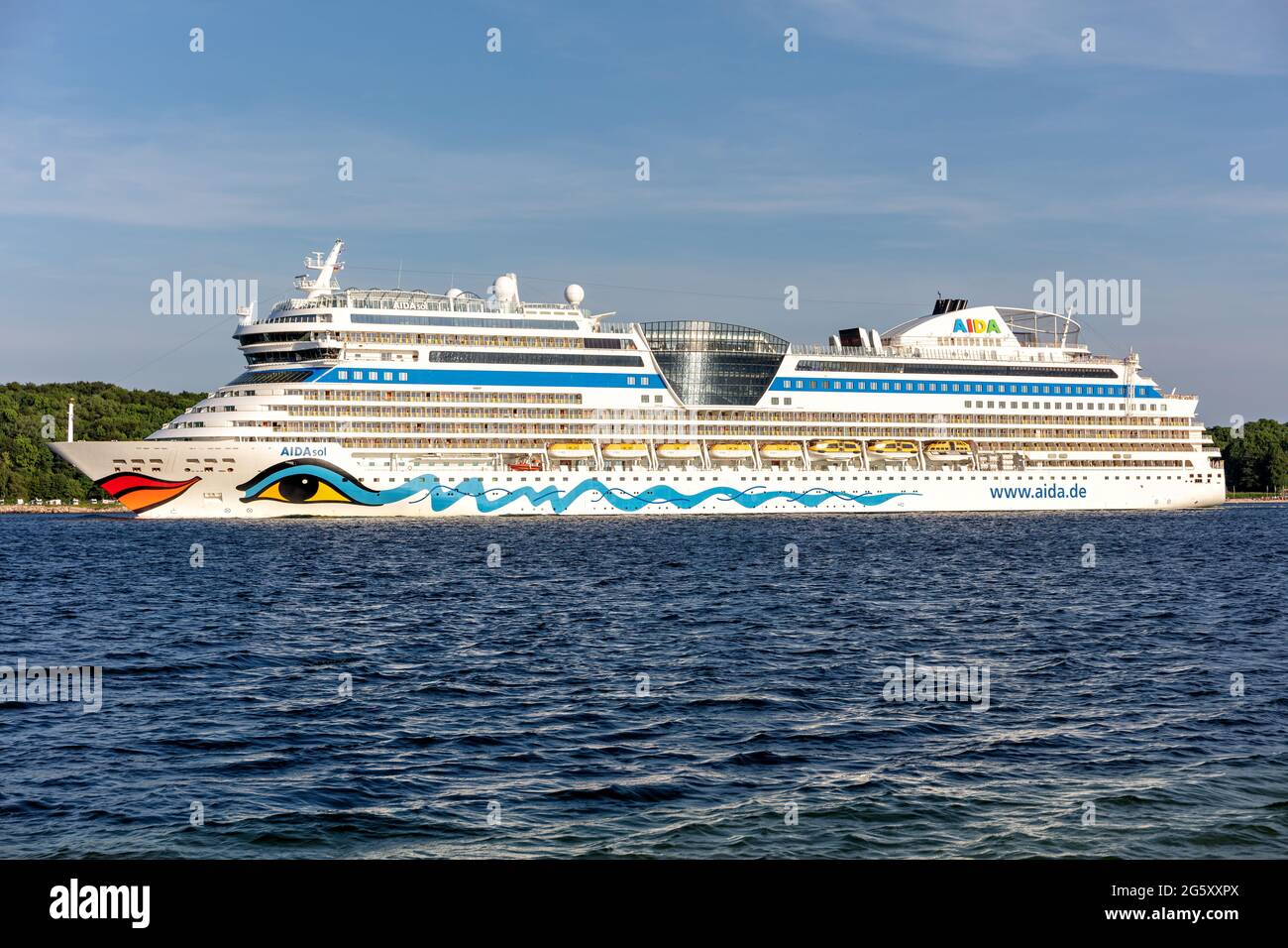 Bateau de croisière AIDAsol dans le fjord de Kiel Banque D'Images