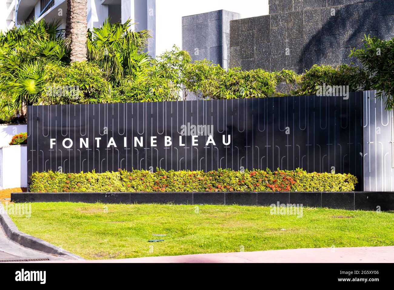Miami Beach, États-Unis - 5 mai 2018 : panneau de l'hôtel cinq étoiles Fountainbleau Luxury Resort spa situé sur l'avenue Collins à Miami Beach, Floride en su Banque D'Images