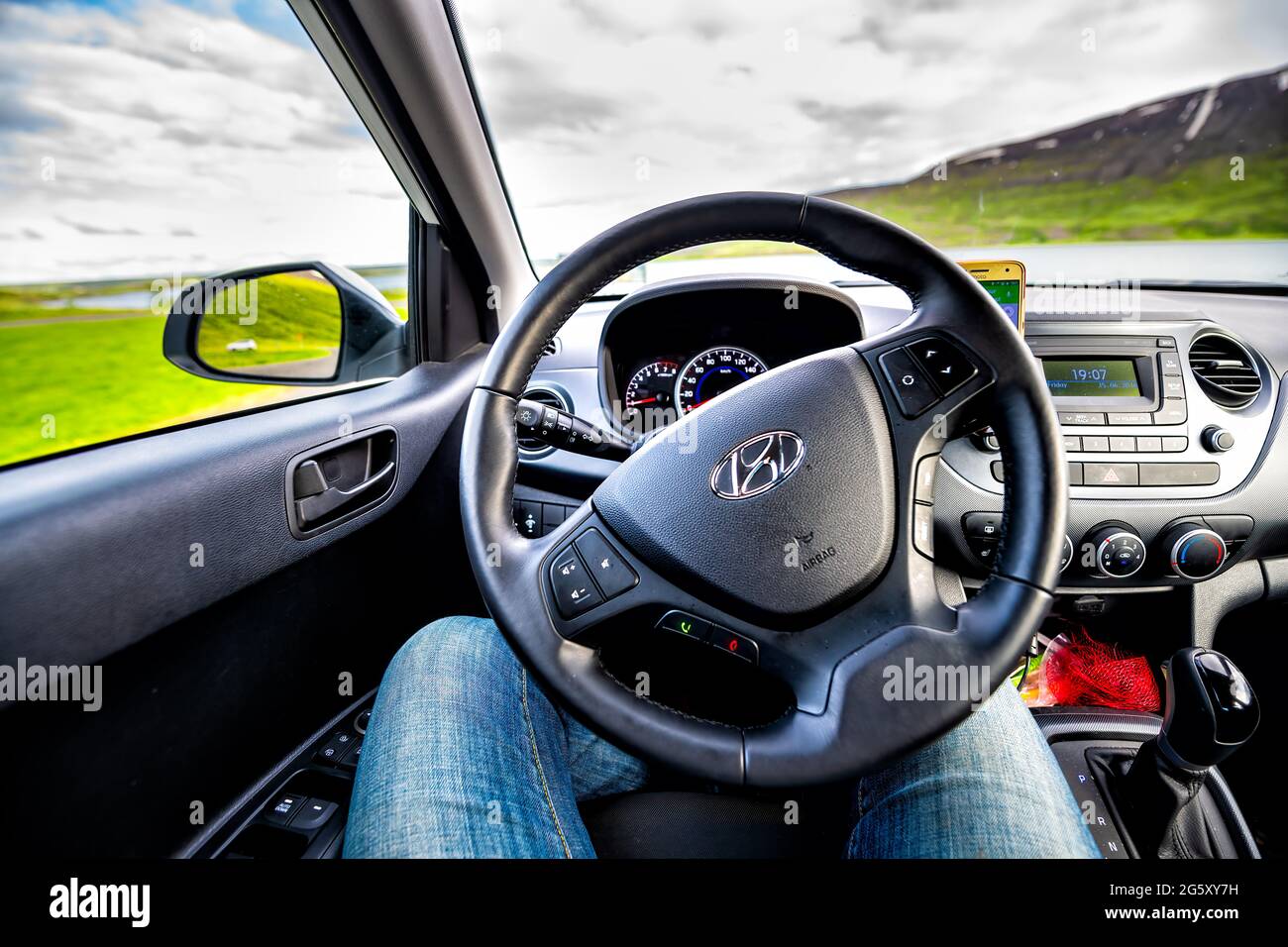 Krafla, Islande - 16 juin 2018: Petite voiture intelligente Hyundai i10 point de vue conduite sur la célèbre rocade avec paysage islandais dans la fenêtre Banque D'Images