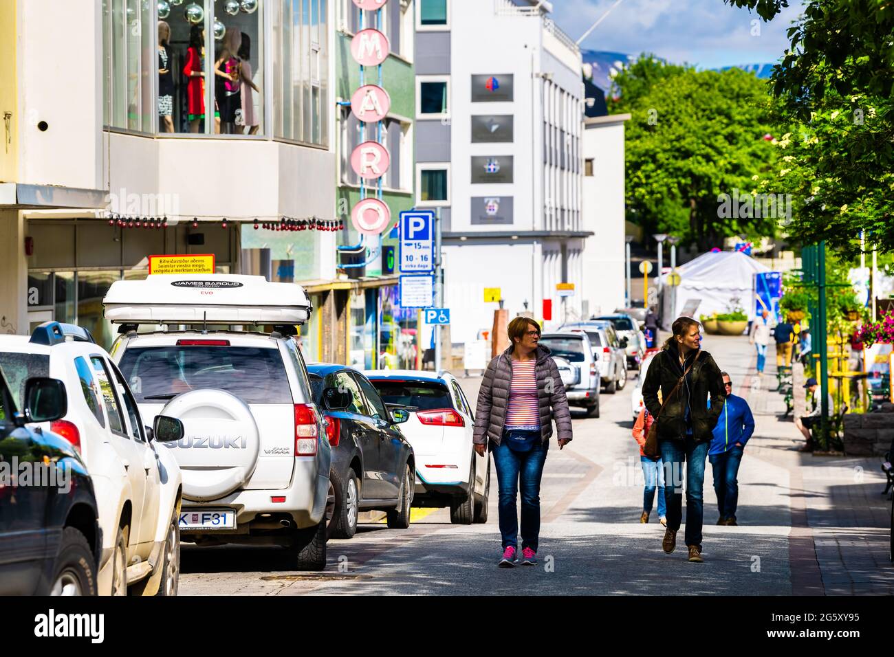 Akureyri, Islande - 17 juin 2018 : rue dans la ville village ville avec des personnes marchant dans la journée d'été shopping dans le centre-ville Banque D'Images