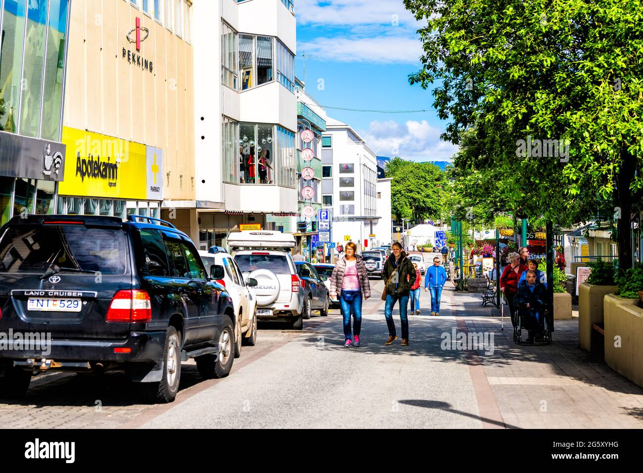 Akureyri, Islande - 17 juin 2018 : rue dans la ville village ville avec des gens candides qui marchent l'été matin jour shopping dans le centre-ville Banque D'Images
